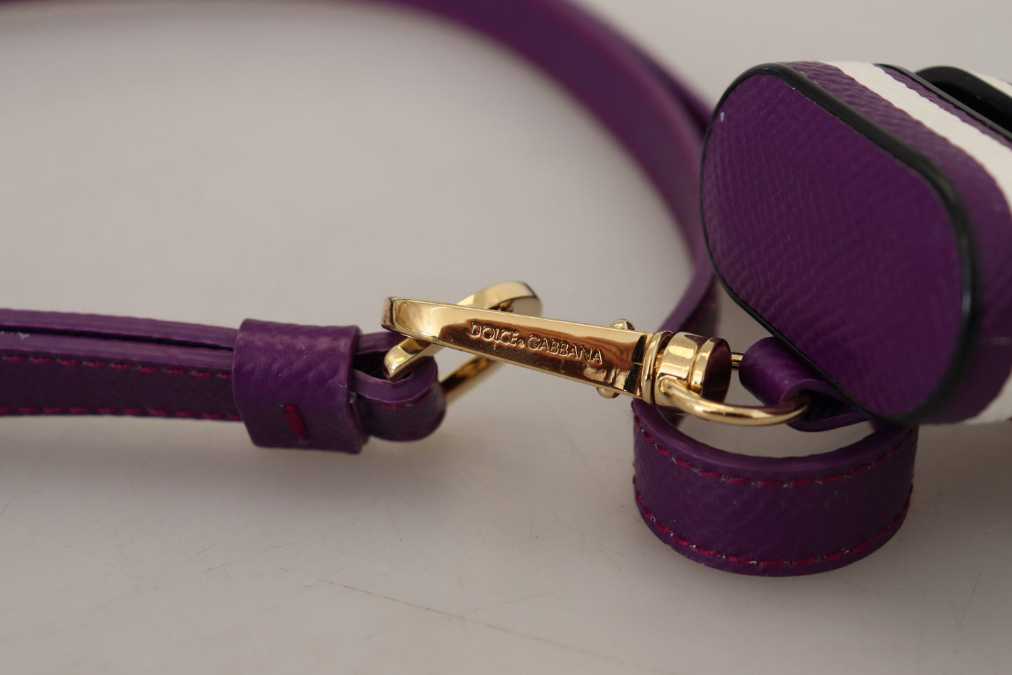 Étui pour Airpods Dolce &amp; Gabbana avec bracelet en cuir violet et logo en métal doré