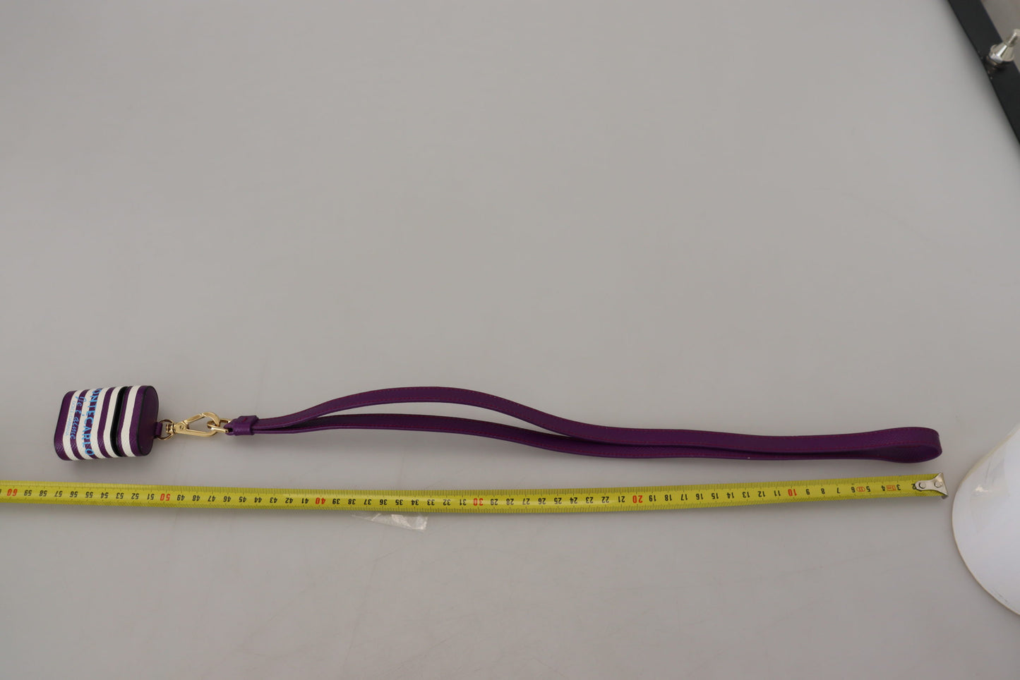 Étui pour Airpods Dolce &amp; Gabbana avec bracelet en cuir violet et logo en métal doré