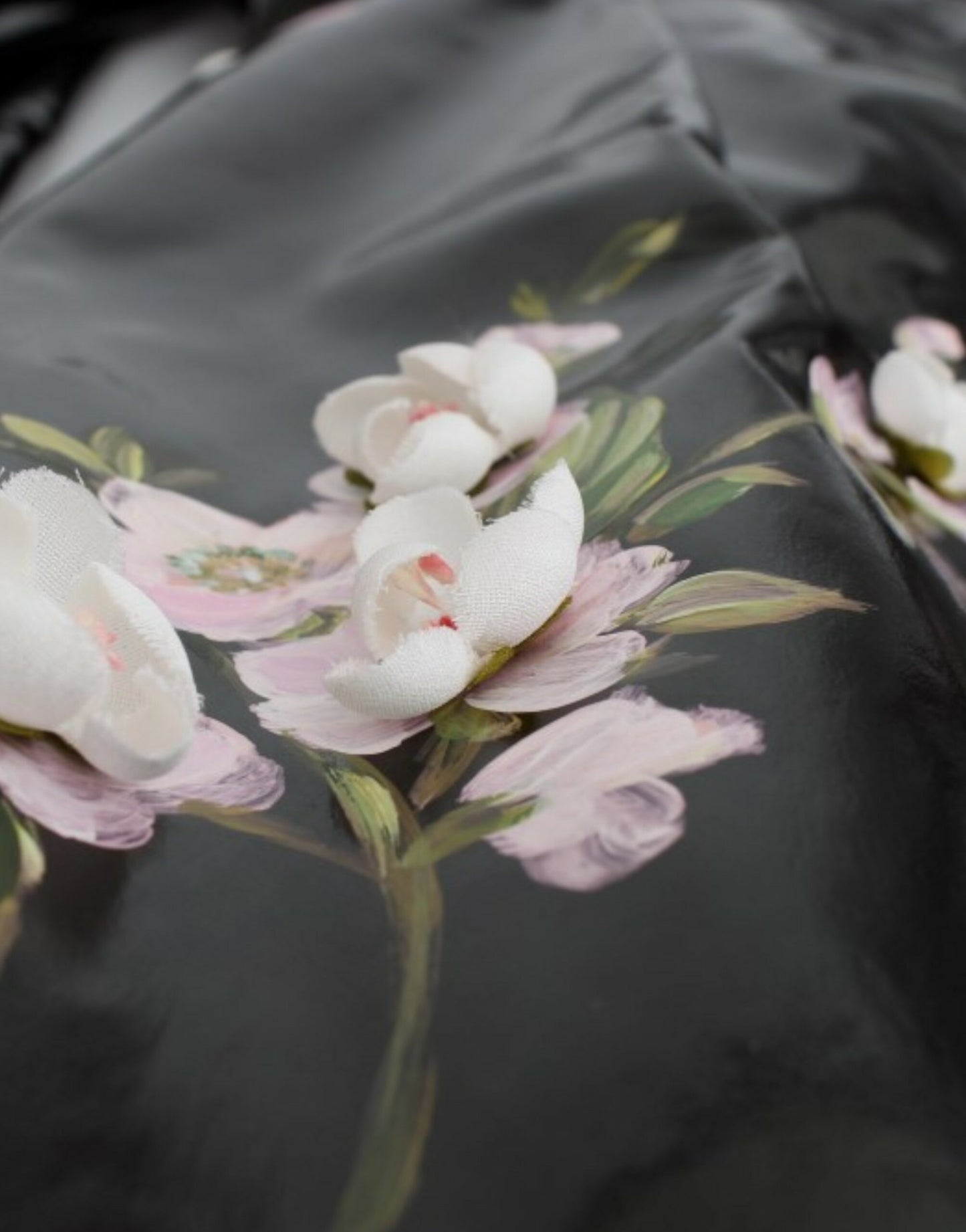 Robe noire vernie à fleurs peinte à la main Dolce &amp; Gabbana