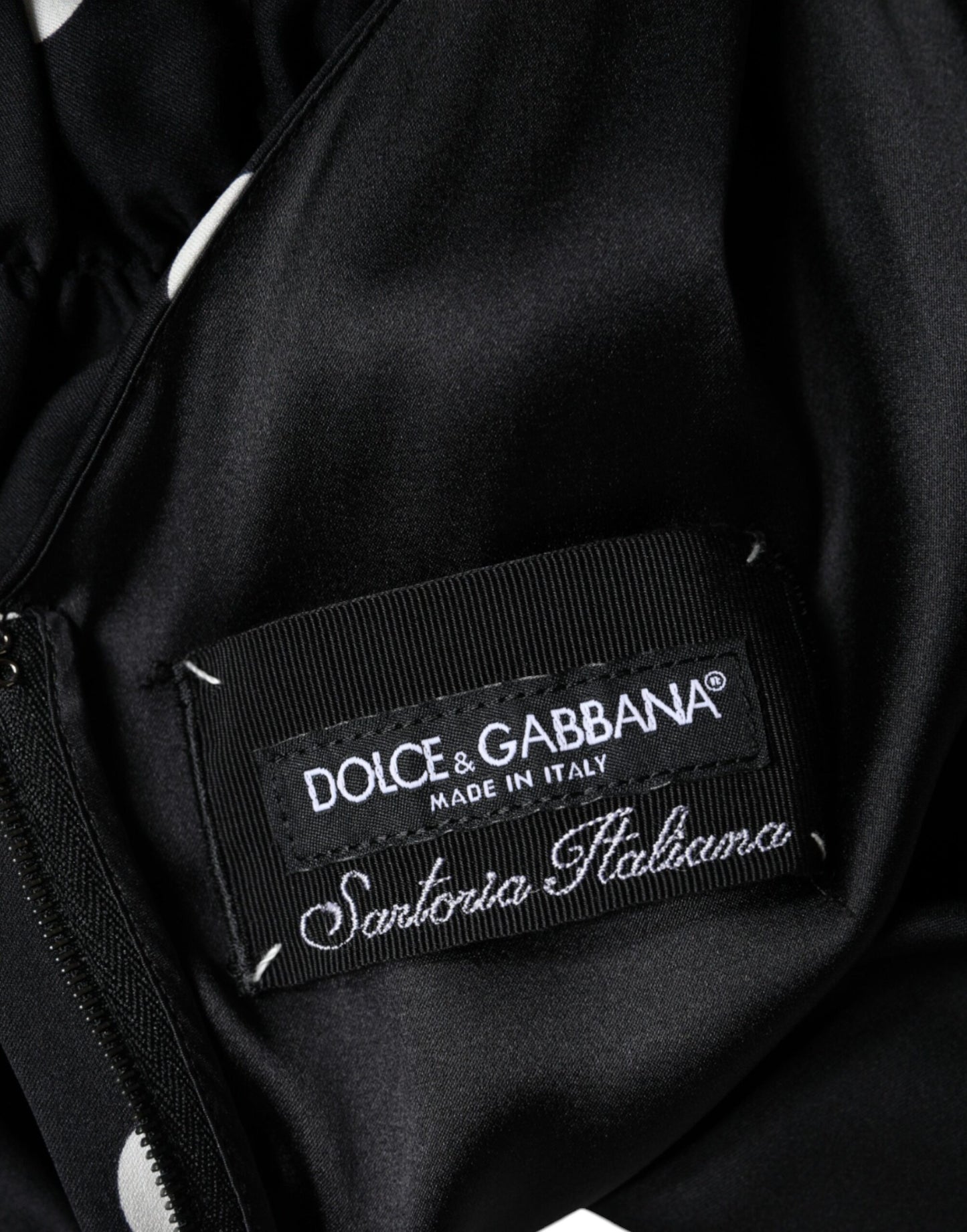 Robe mi-longue à pois et col en V en soie noire Dolce &amp; Gabbana