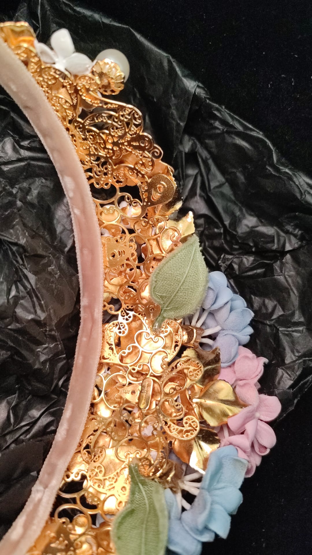 Serre-tête couronne diadème Dolce &amp; Gabbana en cristal doré et hortensia violet