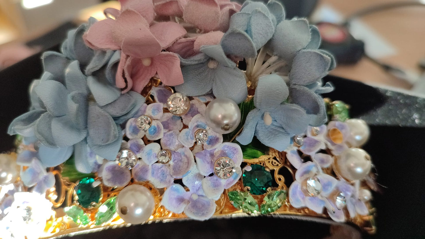 Serre-tête couronne diadème Dolce &amp; Gabbana en cristal doré et hortensia violet