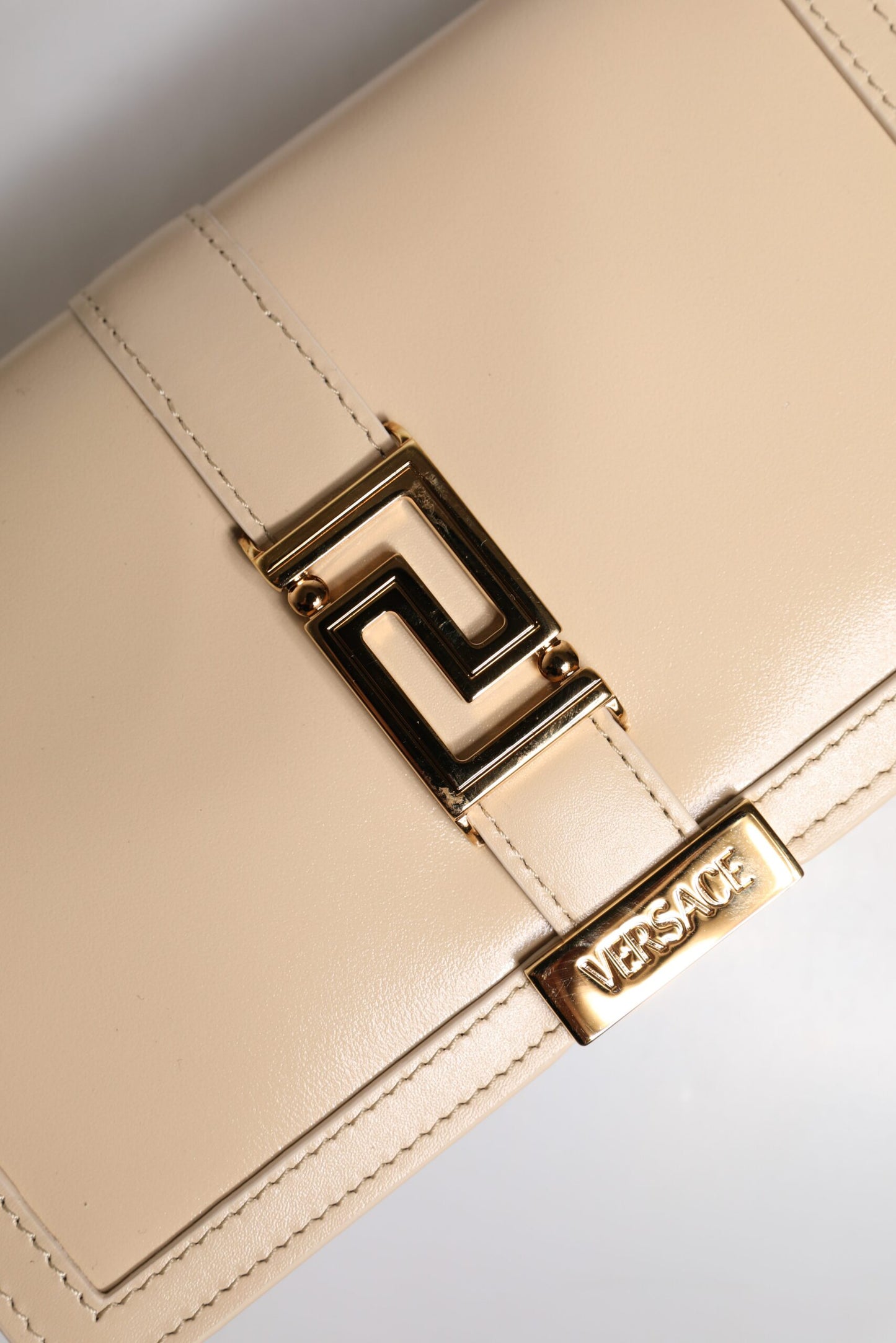 Versace – Umhängetasche aus Kalbsleder mit Goldkette in Beige