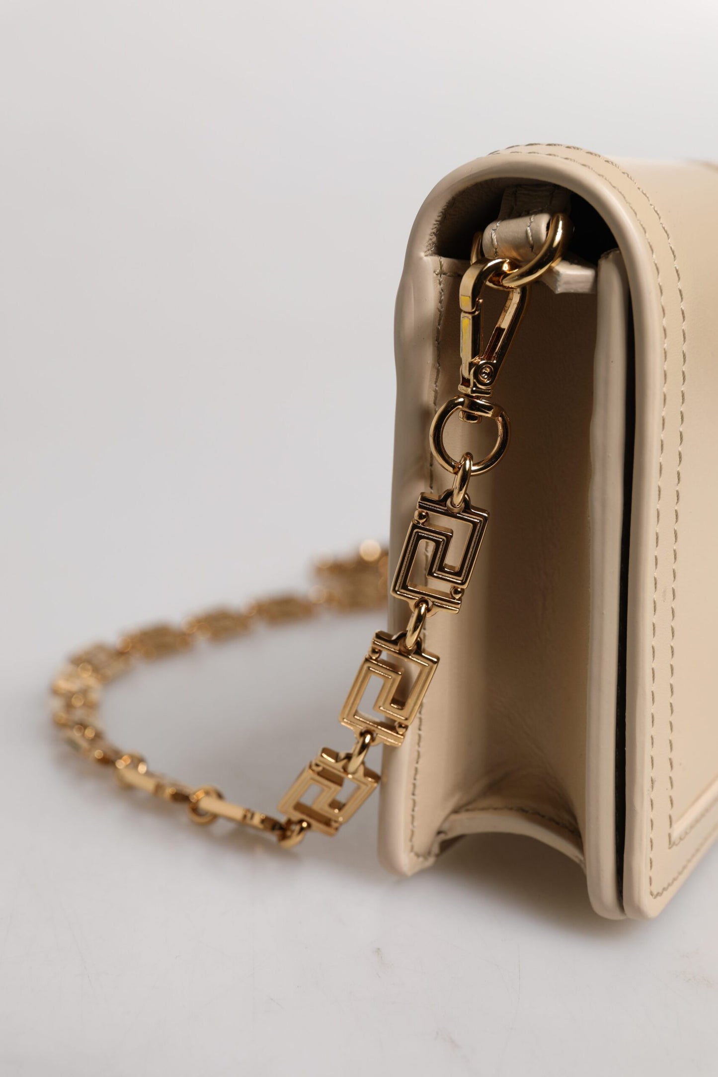 Versace – Umhängetasche aus Kalbsleder mit Goldkette in Beige