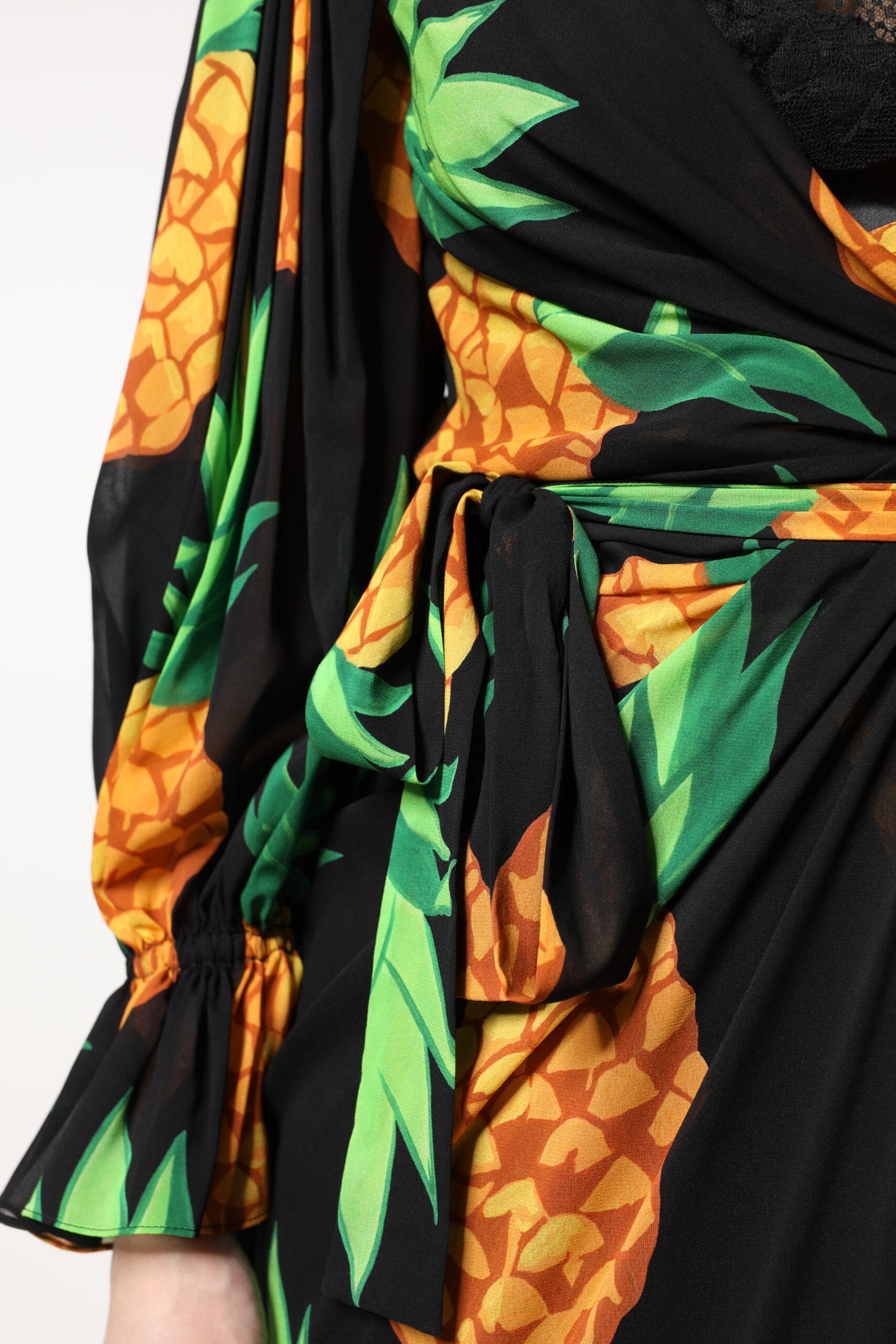 Robe portefeuille drapée en soie noire à imprimé ananas Dolce &amp; Gabbana