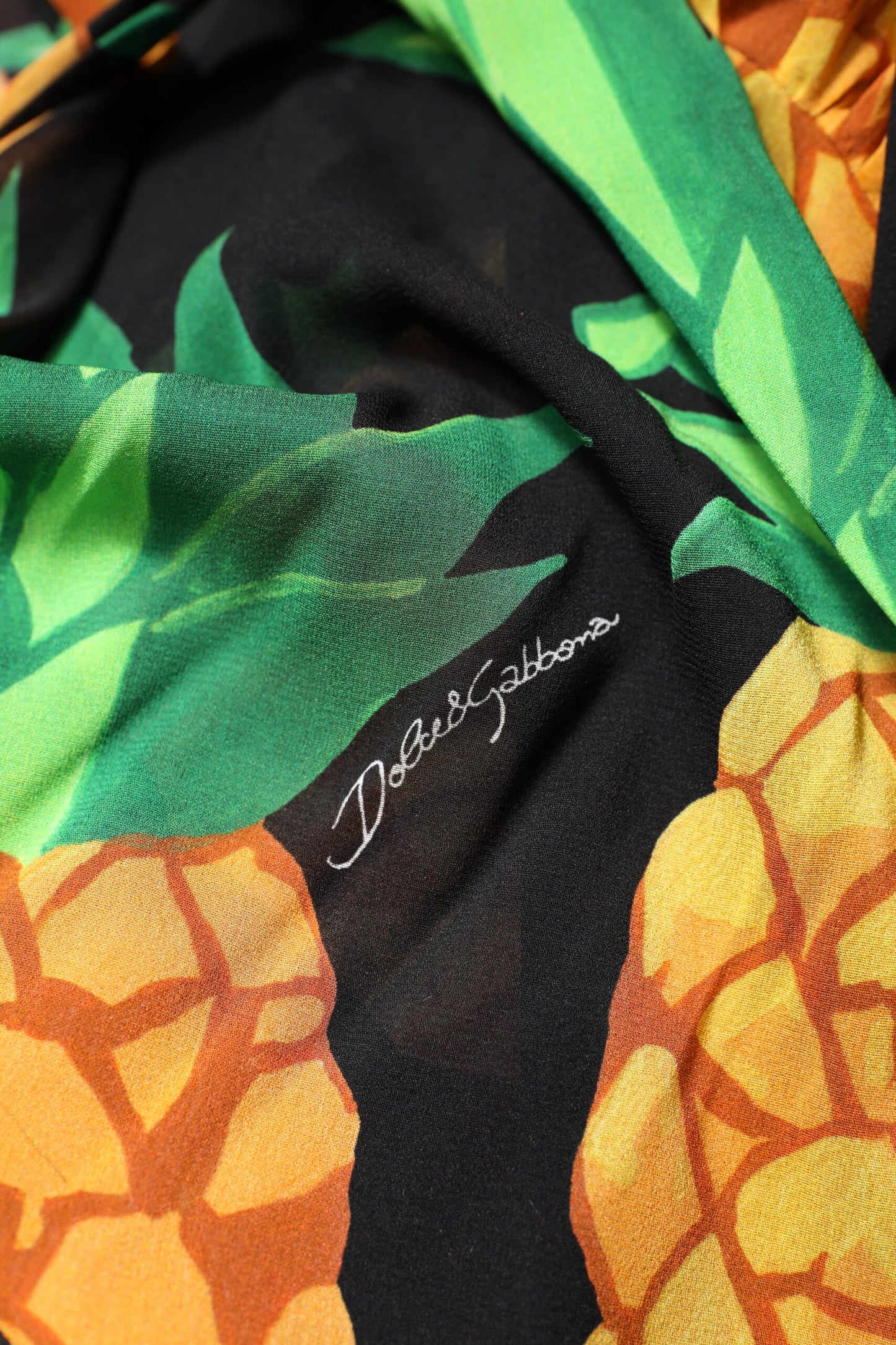 Robe portefeuille drapée en soie noire à imprimé ananas Dolce &amp; Gabbana