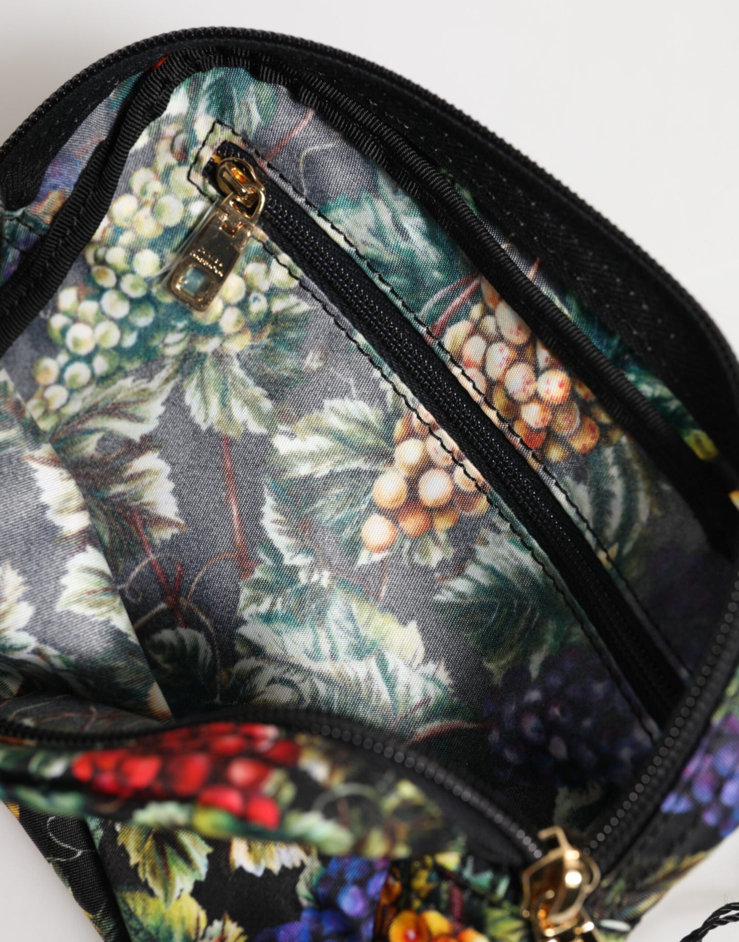 Dolce &amp; Gabbana Clutch mit mehrfarbigem Traubendruck und Logo-Plakette