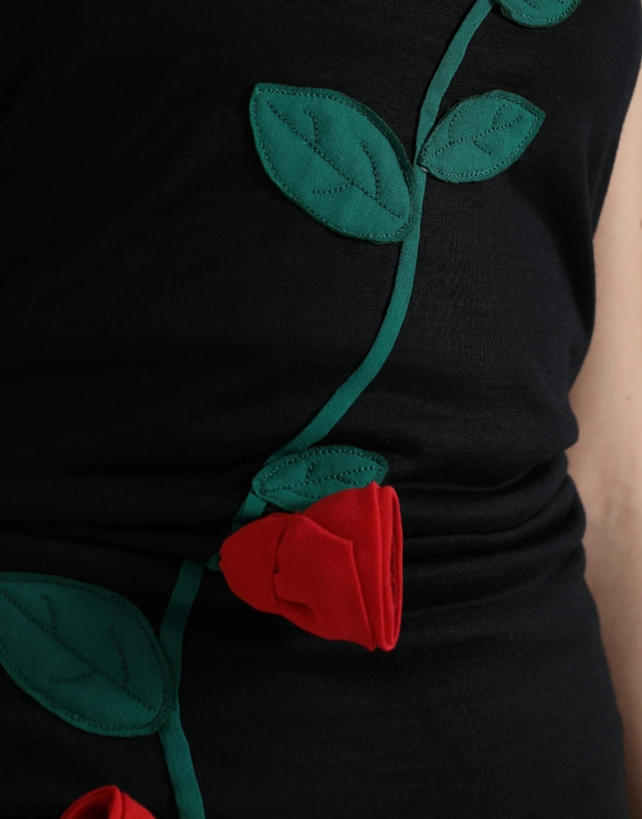 Robe sans manches en laine noire à appliqués roses Dolce &amp; Gabbana