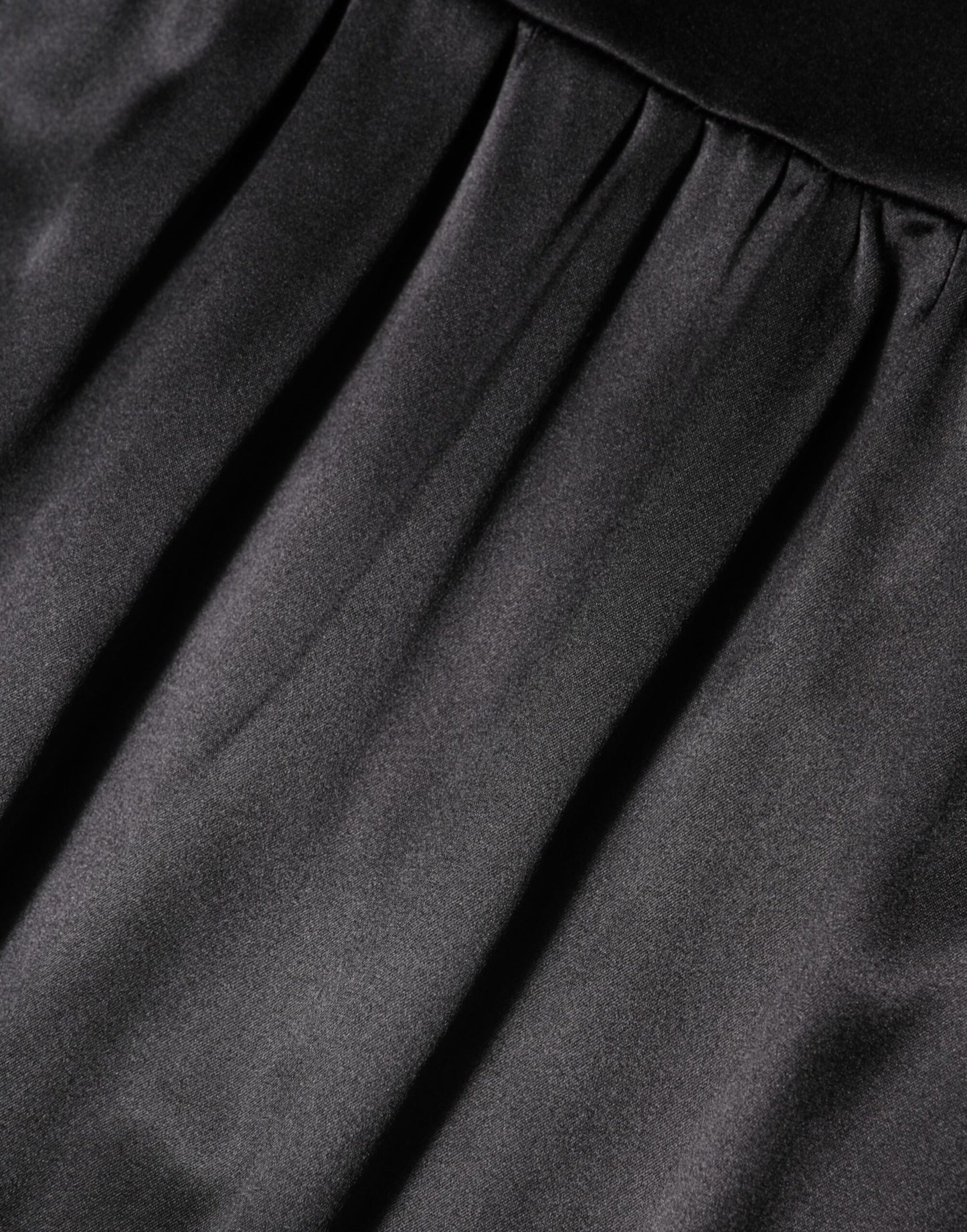 Mini-robe sans manches en soie mélangée noire Dolce &amp; Gabbana avec bordure en dentelle